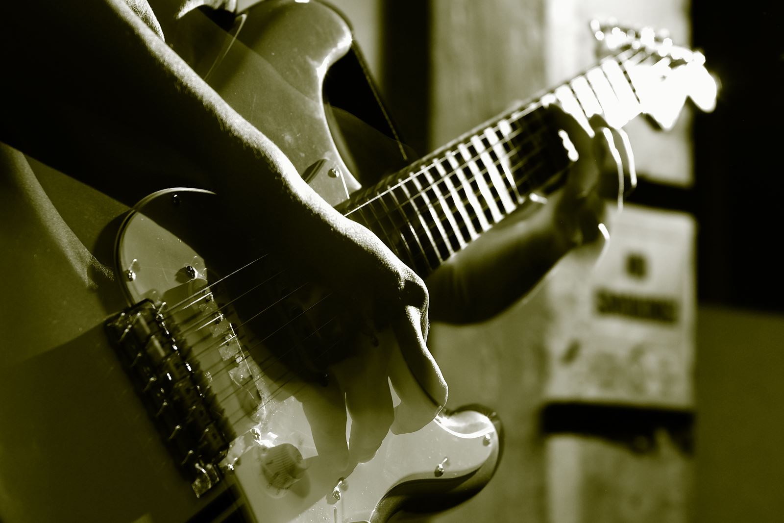 Pros and Cons of Nitrocellulose Finish on Electric Guitars